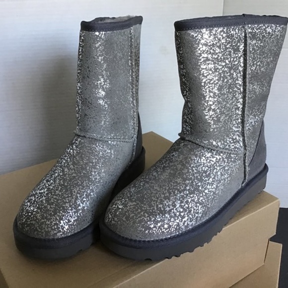 FINAL MARKDOWN! NIB ! UGG CLASSIC SHORT - Picture 1 of 7